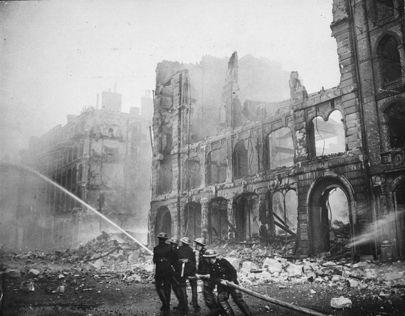 Тушение пожара во время бомбардировки Лондона. 1940 г.