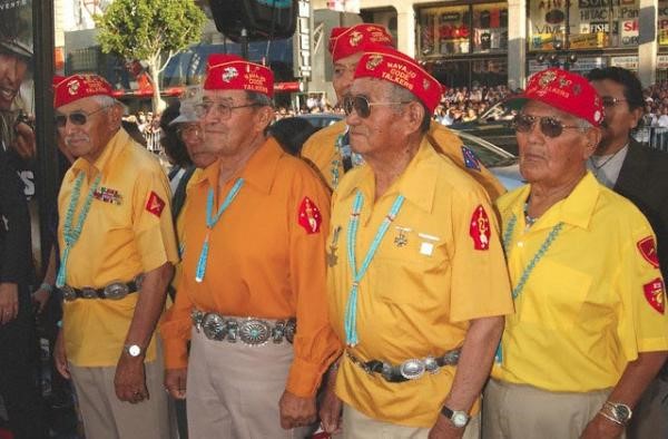 Ветераны радисты навахо на премьере фильма «Говорящие с Ветром». США, Голливуд, 2002 г.