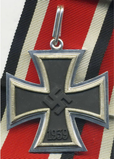 Аверс Рыцарского креста Железного креста с лентой.