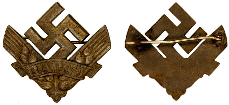 Аверс и реверс бронзового знака волонтеров RADwJ периода 1941-1945 годов.