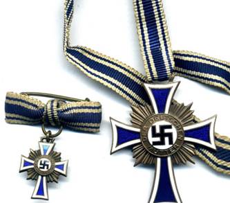 Миниатюрный крест и оригинал бронзового креста.