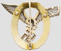 Аверс и реверс знака «Пилот-наблюдатель» в золоте с бриллиантами.