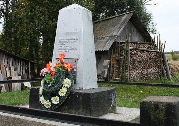 Памятник на окраине Дисны.