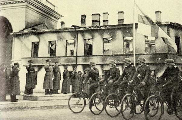 Велосипедисты на параде в оккупированном Петрозаводске.