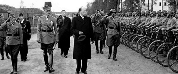 Президент Финляндии Ристо Рюти и фельдмаршал Маннергейм во время военного смотра. Июнь 1944 г.