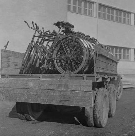 Послевоенная распродажа запасов военных финских велосипедов. 