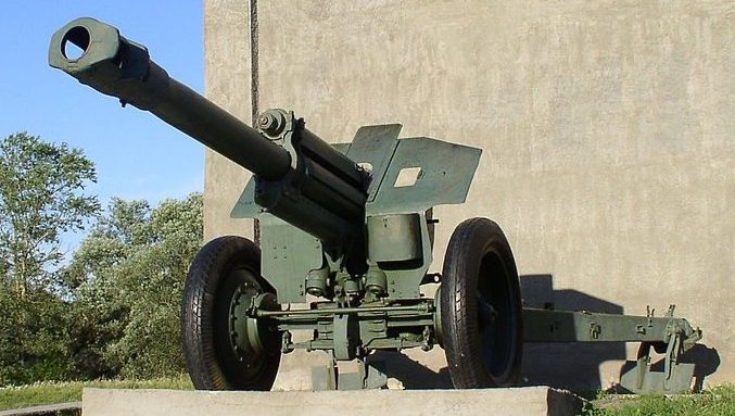 г. Полоцк. 52-мм гаубица около здания Музея боевой славы