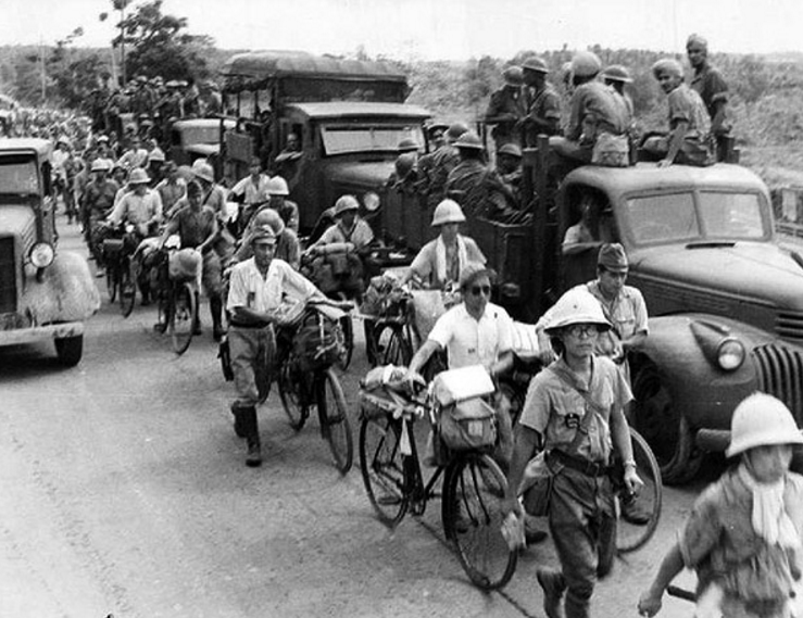 Японские пленные самокатчики покидают Сингапур. 1945 г.