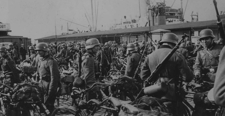 Солдаты-велосипедисты после высадки в порту Осло