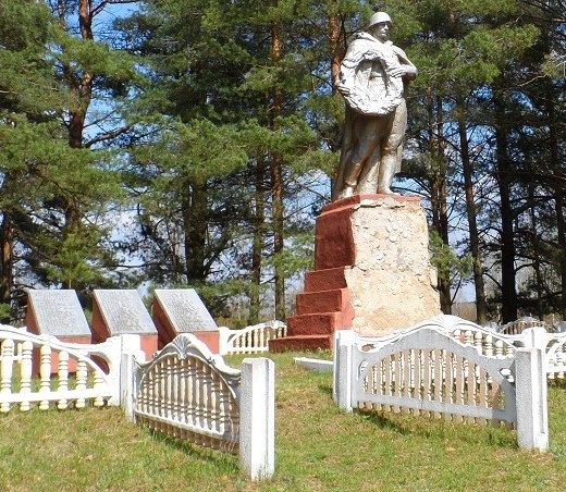 п. Сураж Витебского р-на. Памятник погибшим землякам.
