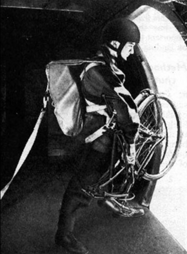Десантник со складным велосипедом BSA перед прыжком