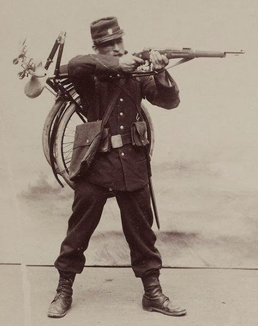 Французский солдат со складным велосипедом «Gladiator»