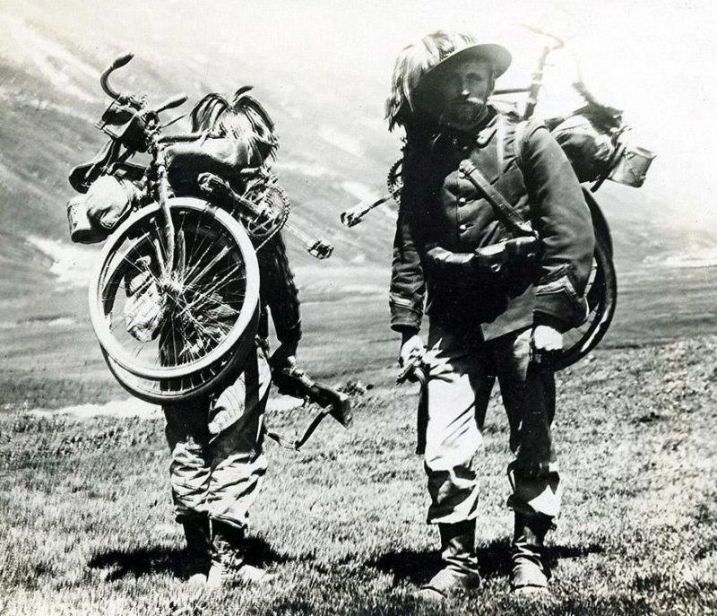Берсальеры-самокатчики с велосипедами «Бьянки». 1917 г.