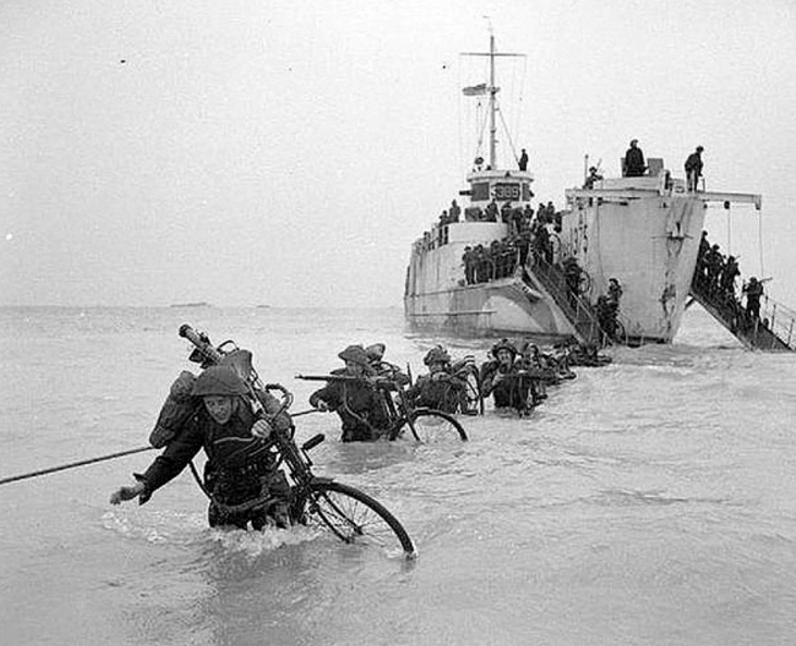 Британские самокатчики высаживаются на берег. 1944 г.