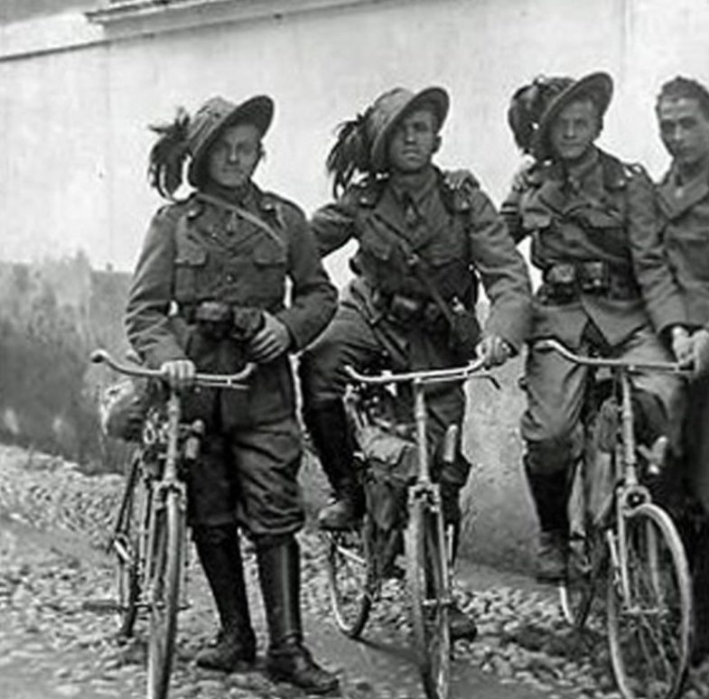 Итальянские военные велосипедисты в шляпах берсальерского полка. 1924 г.