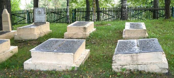 д. Бескатово Городокского р-на. В братской могиле захоронено более 400 воинов