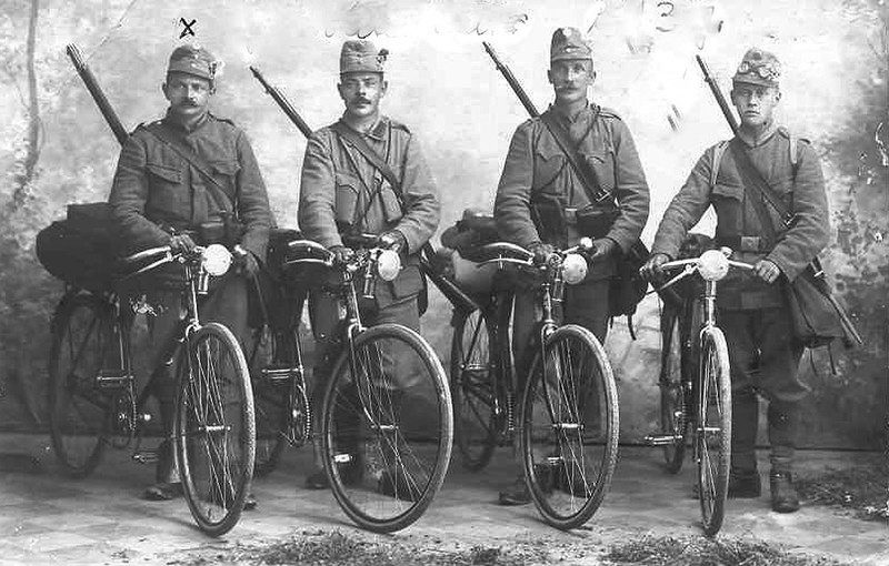 Велосипедисты в полном снаряжении. 1915 г.