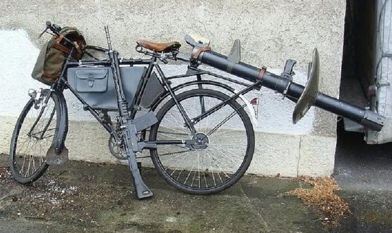 Военные велосипеды с различным «обвесом»