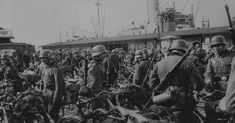 Немецкие солдаты-велосипедисты после высадки в порту Осло
