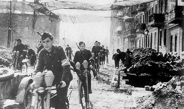 Бойцы Гитлерюгенд с панцерфаустами на велосипедах