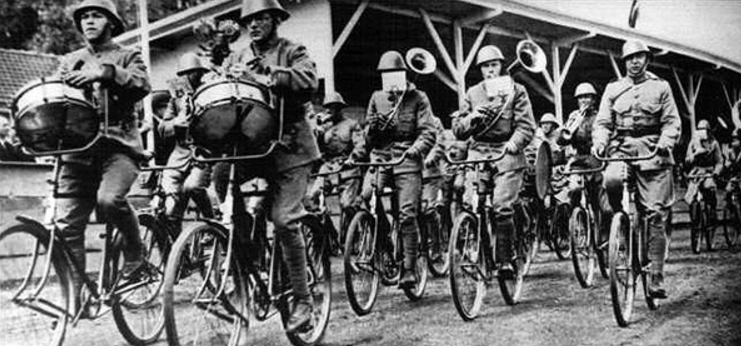Целый военный оркестр на велосипедах. 1939 г