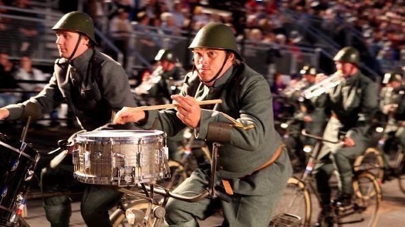 Военный оркестр в форме времен Первой мировой в наши дни