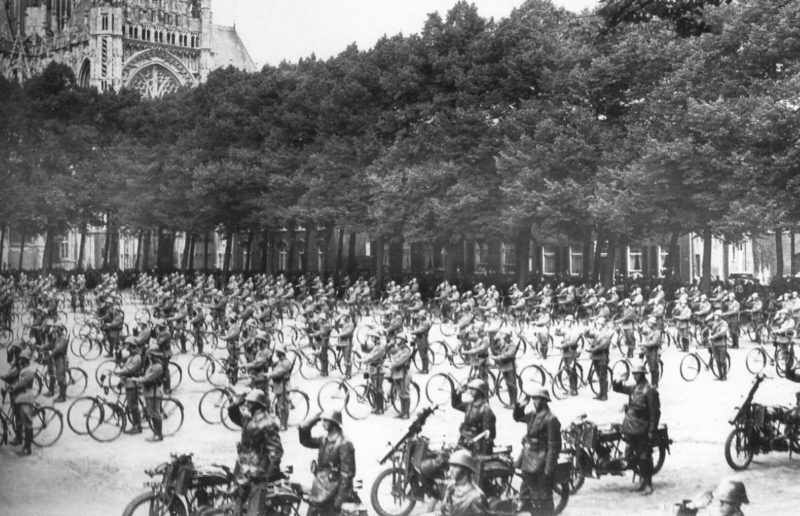Военные велосипедисты на параде. 1940 г.