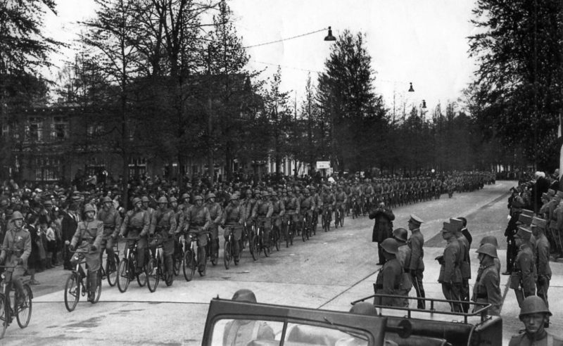 Военные велосипедисты на параде. 1940 г.