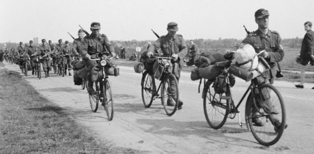 Велосипедисты выдвигаются к месту капитуляции. Окрестности Берлина. 1945 г.