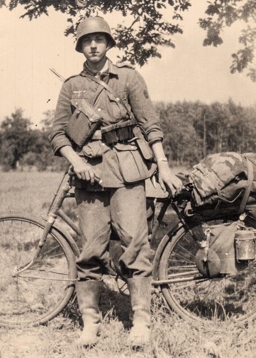 Солдат со своим велосипедом