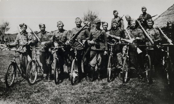 Самокатчики-разведчики Армии Краевой. 1944 г.