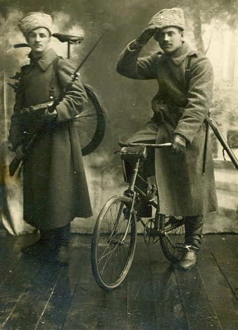 Боевые самокатчики с велосипедом «Пежо». 1915 г.