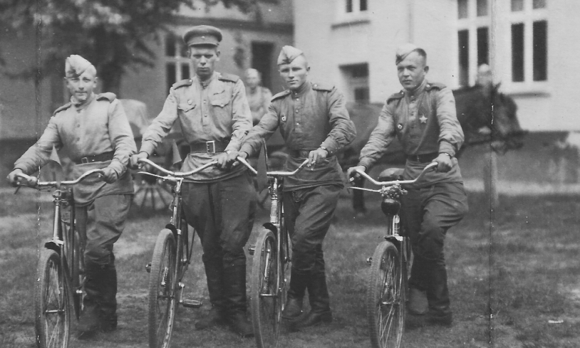 Советские велосипедисты на трофейных велосипедах. г. Штральзунд. 1945 г.