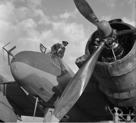 Антенна авиационной РЛС AI Mk-IV в носовой части истребителя Bristol Beaufighter