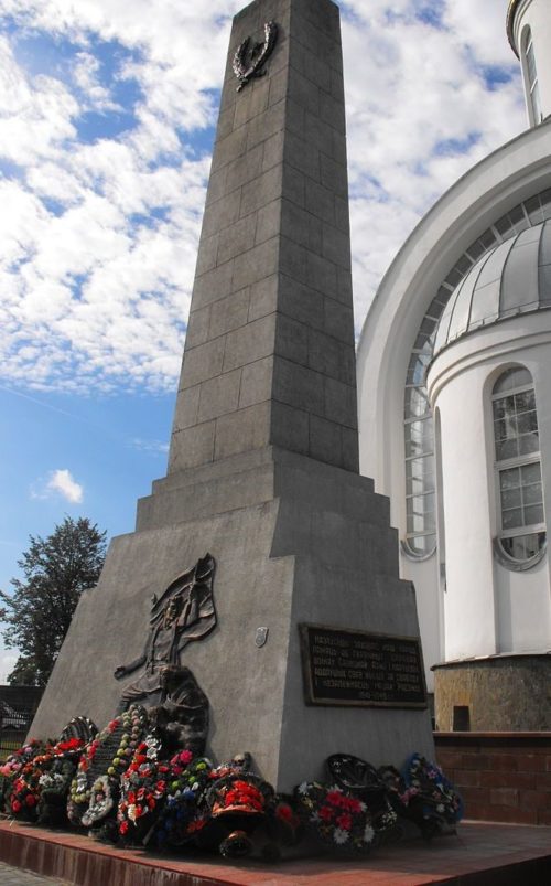п. Ивенец Воложинского р-на. Памятник на братской могиле партизан и советских воинов