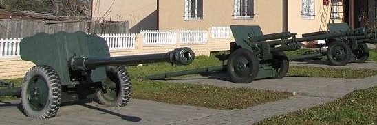 г. Клецк. Артиллерийские орудия возле краеведческого музея
