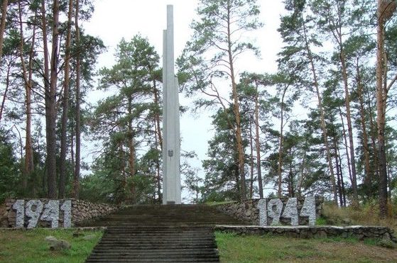 д. Старосек Любанксого р-на. 14-метровый обелиск на месте базирования Минского обкома