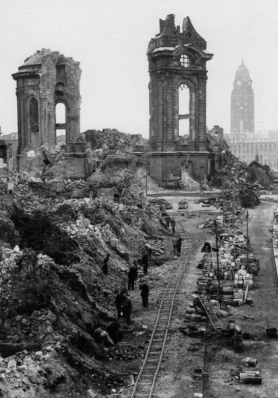 Разбор завалов в районе руин собора Фрауэнкирхе в Дрездене