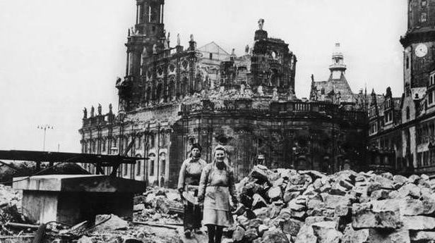Жители Дрездена на разборе завалов