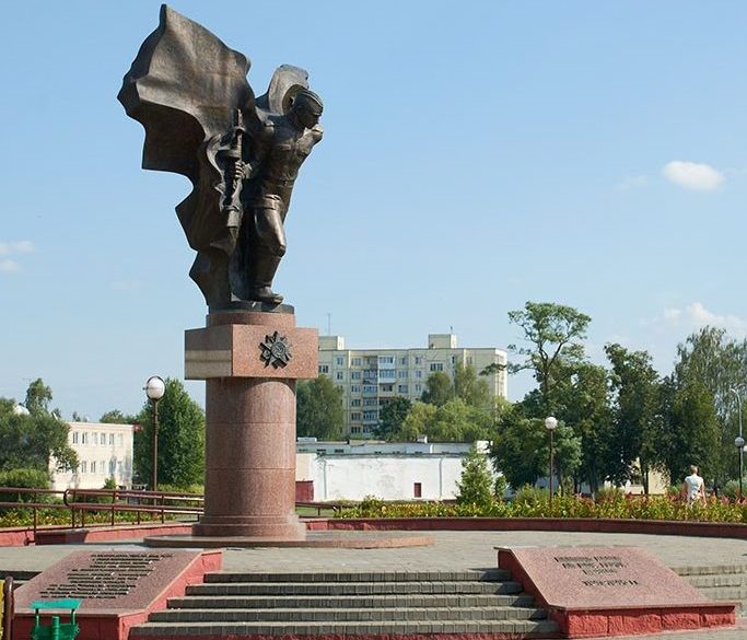 г. Слуцк. Памятник воинам-освободителям на ул. Ленина