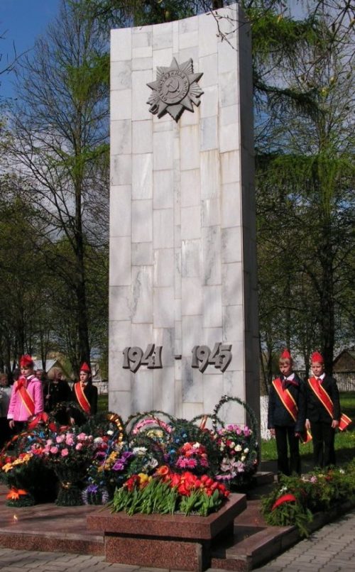 г. Узда. Памятник погибшим землякам в годы войны