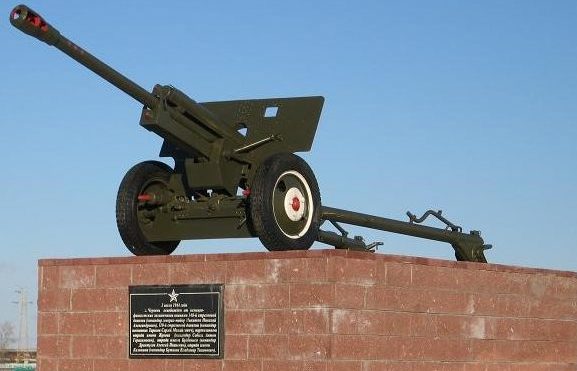 г. Червень. Памятник-пушка в честь освобождения города
