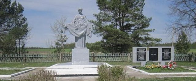 д. Боровино Березинского р-на. Памятник на братской могиле