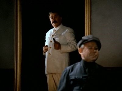 Дадаев в роли Сталина в фильме «Город Зеро» (1989 г.). Не эта ли роль подвигла артиста на сочинительство? 