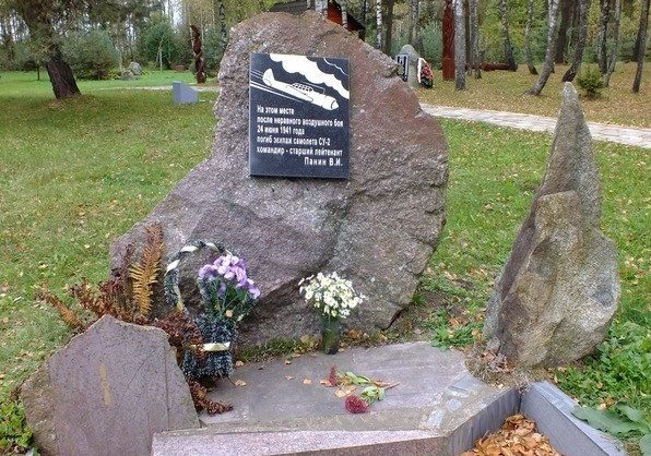 г. Вилейка. Памятник экипажу «Су-2»