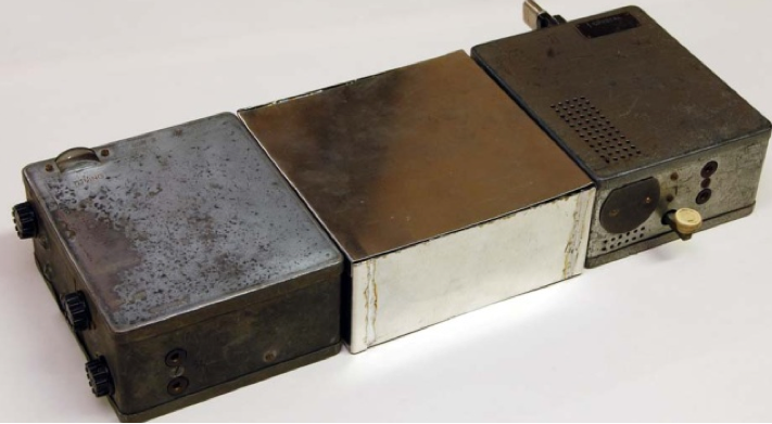 Комплект радиостанция SE 108/10 (Слева направо – приемник, блок питания, передатчик)