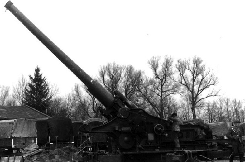 Тяжелая осадная пушка 21-cm Kanone-39 в боевом положении