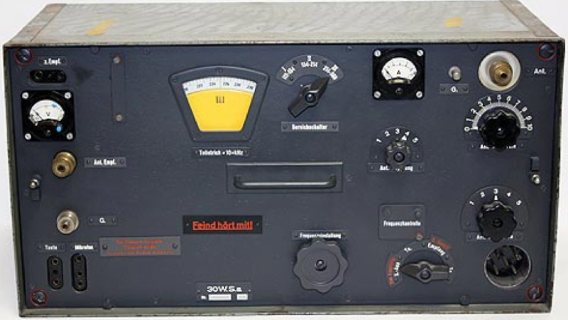 Комплект радиостанции Fu-20 (Fu-22). Справа – передатчик 30 W.S.a.