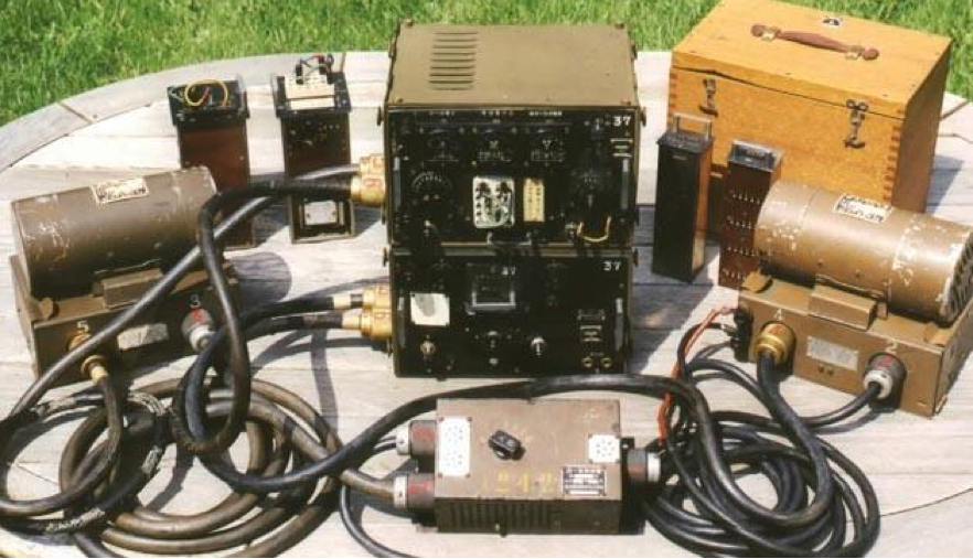 Полный комплект радиостанции Type 99-1 с двумя мотор-генераторами
