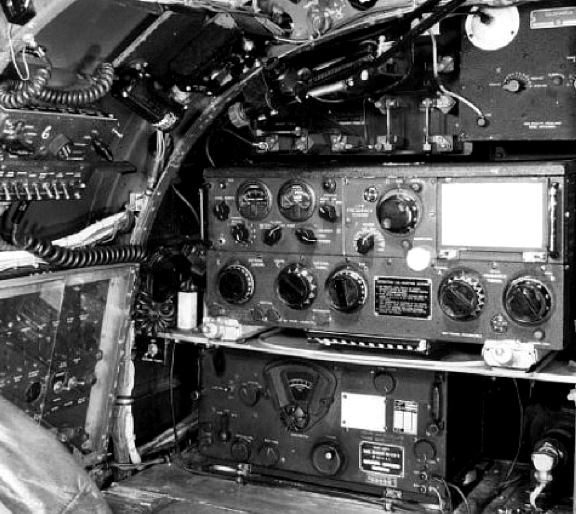 Передатчик ART-13 с приемником BC-348 на борту бомбардировщика Lancaster